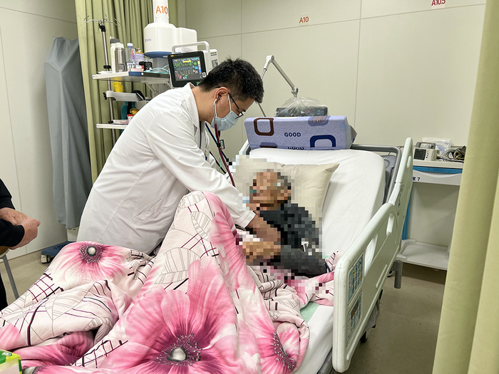 在上海交大医学院附属新华医院急诊留观室，陈凉正在帮一名老人做检查。澎湃新闻记者 陈斯斯 图