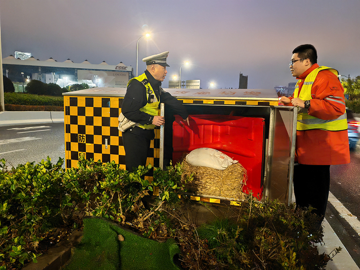 交警支队民警周继宗与隧道管理部门检查防冻除冰物资储备情况。黄浦公安 供图