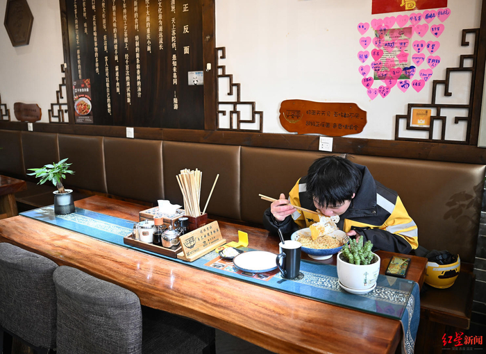 ▲一位快递小哥正在“正反面”店内就餐