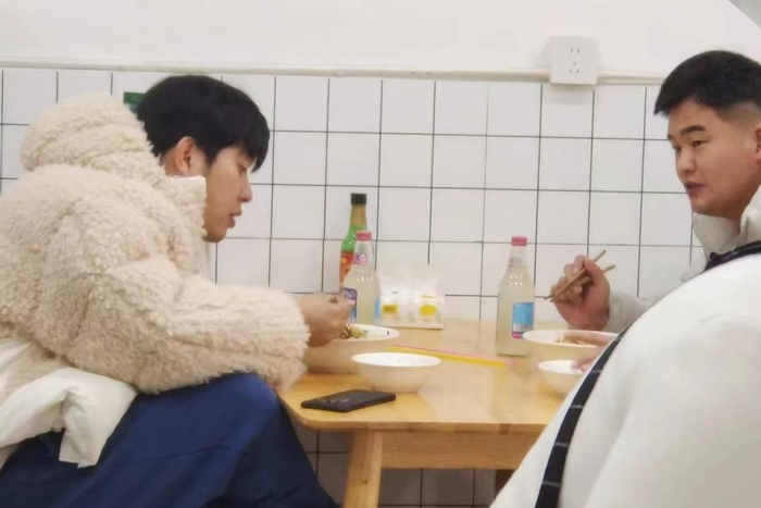 ▲两位付1000元吃面的小伙