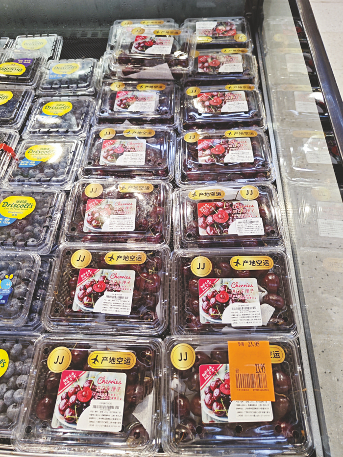     产自智利的车厘子上市，包装盒标注 “产地空运”字样    本报记者黎兆齐 摄