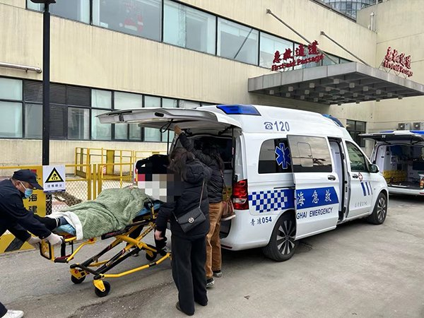 12月16日12时许，120急救人员将患者就近送至上海市第一人民医院南院。澎湃新闻记者 李佳蔚 图