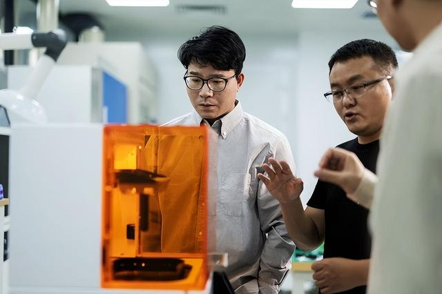 图：悦刻工程师在创新实验室制作产品模型