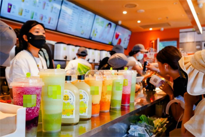 新茶饮尤其受到年轻人的喜爱。