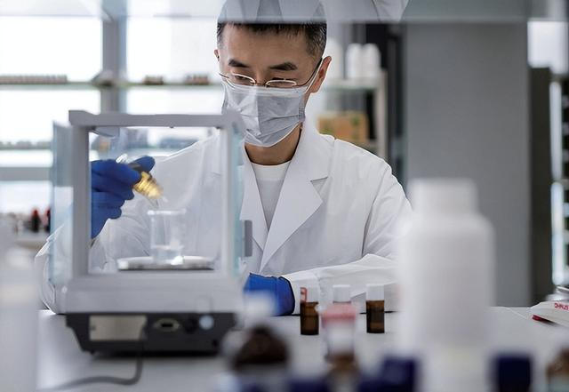 图：悦刻研发团队在雾化物创新实验室中调配产品