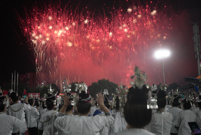 ▲7月29日，观众在“村超”现场观看焰火 图据IC photo