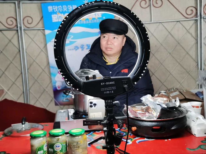 蒙古包内，网红直播带货。陈力摄