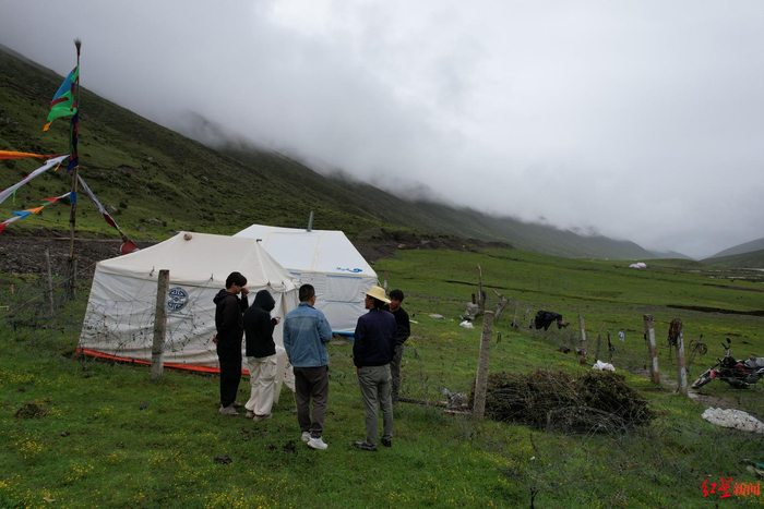 ▲调查人员在珠姆沟开展狼群调查