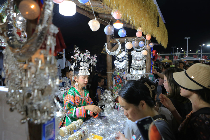 ▲7月22日，榕江县，游客在选购银饰品 图据IC photo