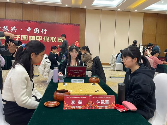 李赫战胜仲邑堇，助山西队首夺联赛冠军。  新京报记者 孙海光 摄
