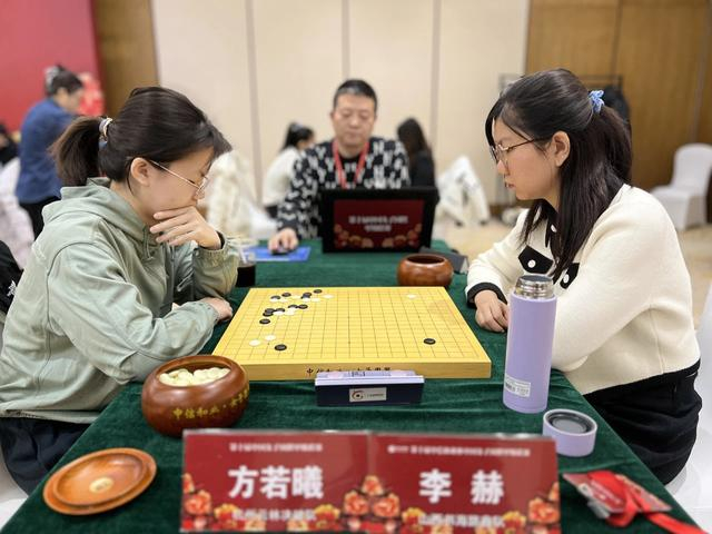 除联赛冠军外，李赫（右）今年还助力中国队在杭州亚运会摘得女团金牌。  新京报记者 孙海光 摄