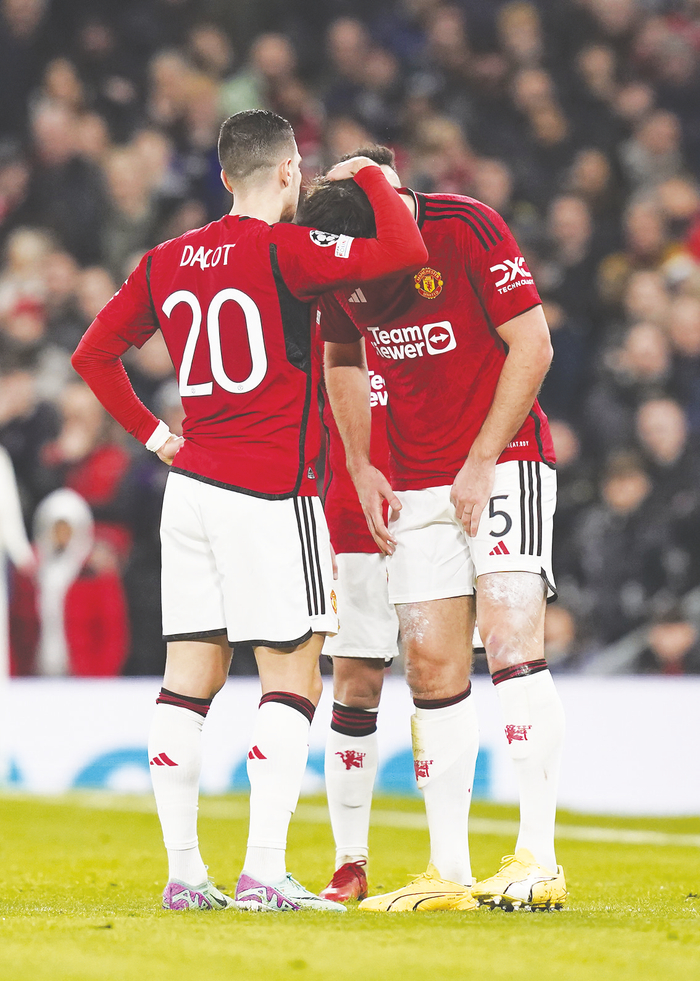     14日，曼联无缘欧冠小组出线，球员比赛后神情失落