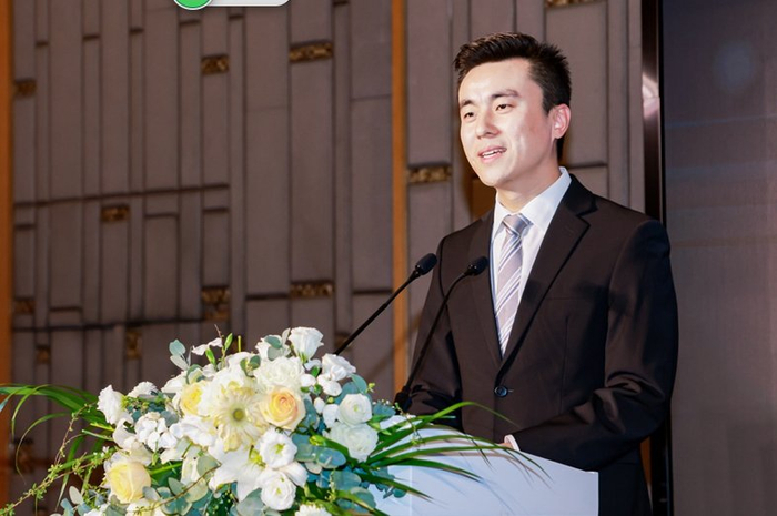 图为黄汉章发言