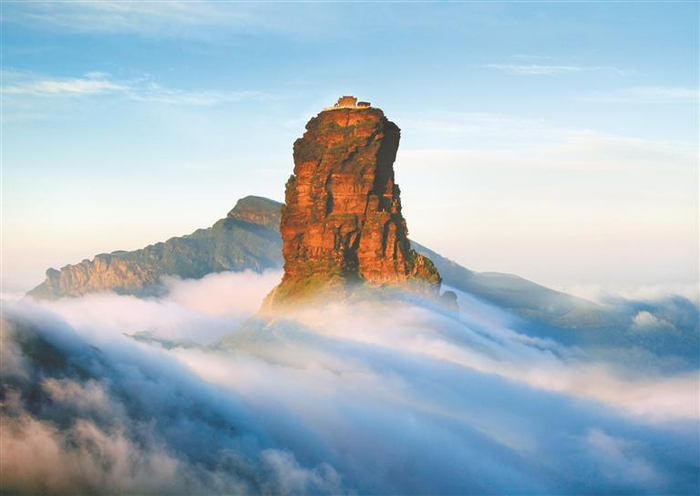     云海中的梵净山。（梵净山管理局供图）