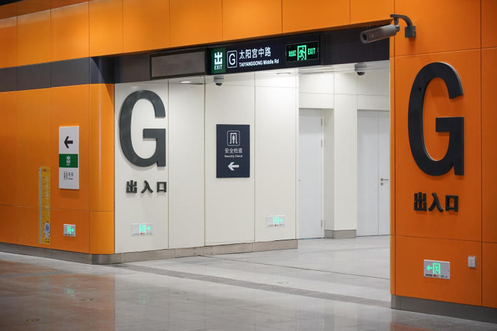 17号线北段站内标识更加醒目，采用大号字体，方便乘客寻找站内信息。  新京报记者 王贵彬 摄