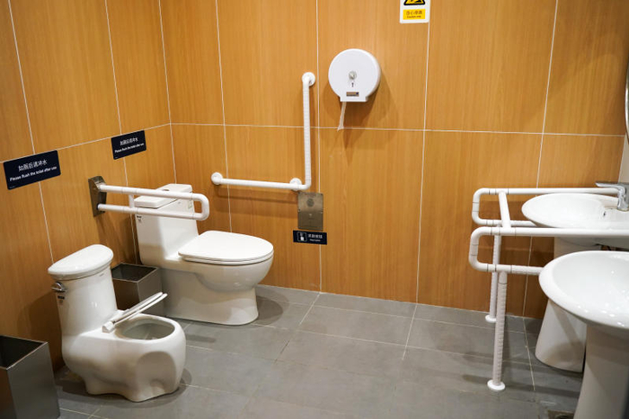 17号线北段各站设有家庭式卫生间。  新京报记者 王贵彬 摄