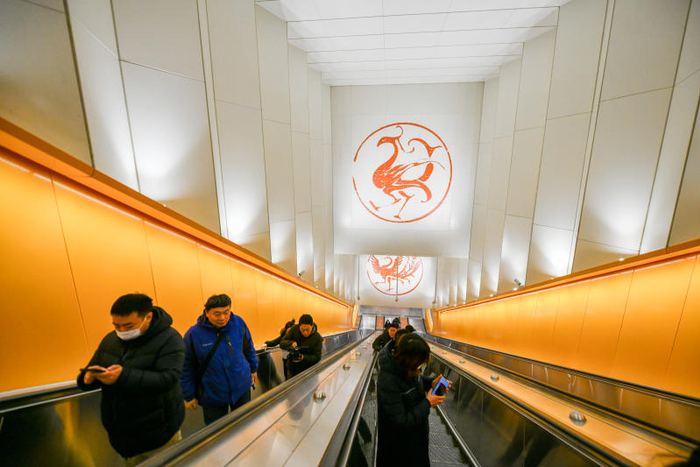 17号线太阳宫站以橙黄色为主色调，车站扶梯上方空间内还点缀了瓦当图案。  新京报记者 王贵彬 摄