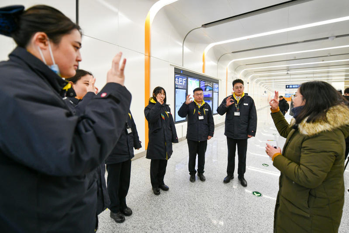 京港地铁17号线的员工们正在进行无障碍手语培训。  新京报记者 王贵彬 摄