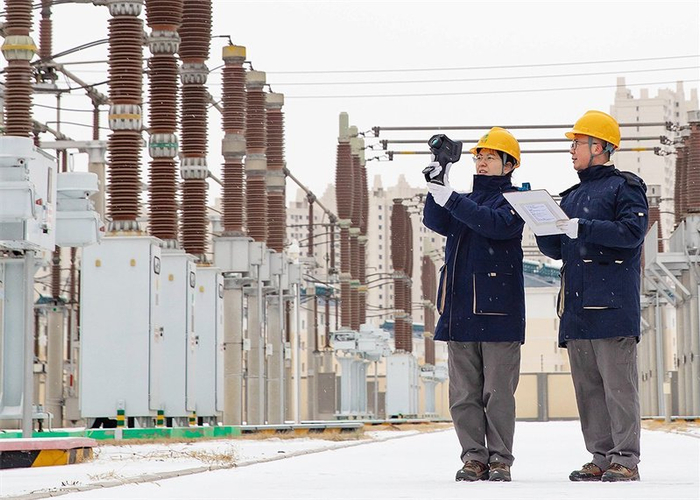 12月14日，秦皇岛供电公司员工对220千伏王校庄变电站供电设施进行特巡。河北日报通讯员 史文全摄