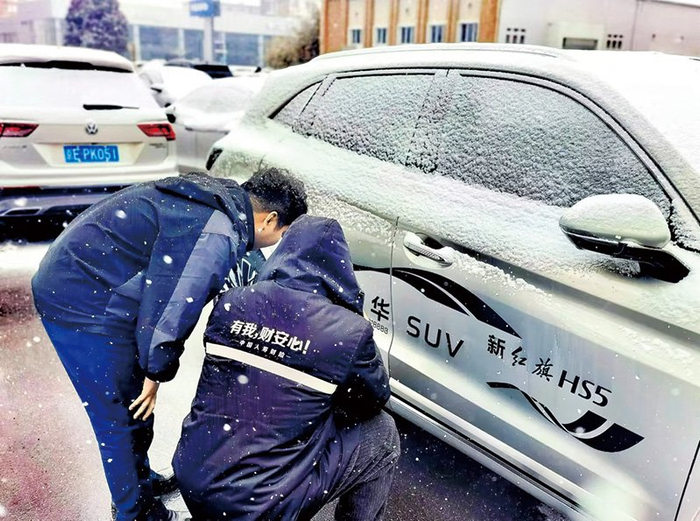 保险公司工作人员开展查勘定损。公司/供图