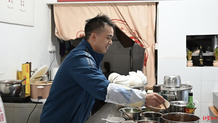 ▲正在忙碌的店员包品德