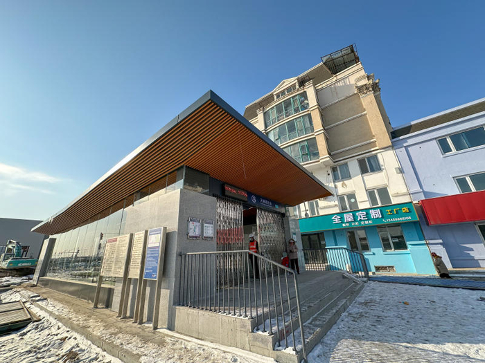 天通苑东站A口紧邻附近的居民楼，乘客出小区就能进地铁。  新京报记者 王贵彬 摄