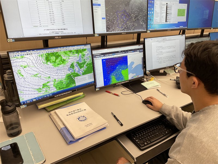 12月15日，河北省气象局气象大厦内，工作人员正在观测天气变化情况。河北日报记者魏雨摄