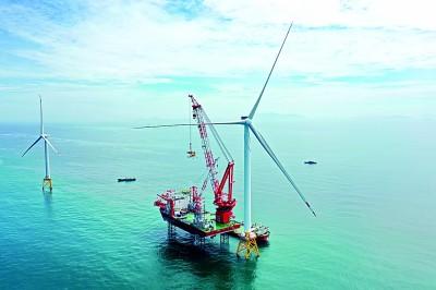 全球首台16兆瓦海上风电机组在福建成功吊装。新华社发