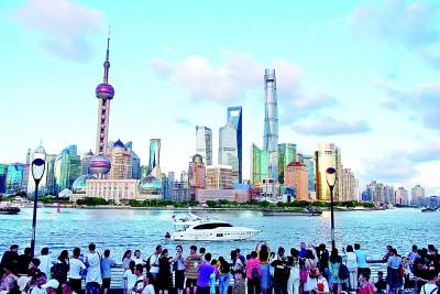 游客在上海外滩欣赏浦东陆家嘴景色。新华社发