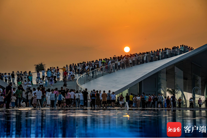 市民游客前来拍照留念。记者 刘孙谋 摄