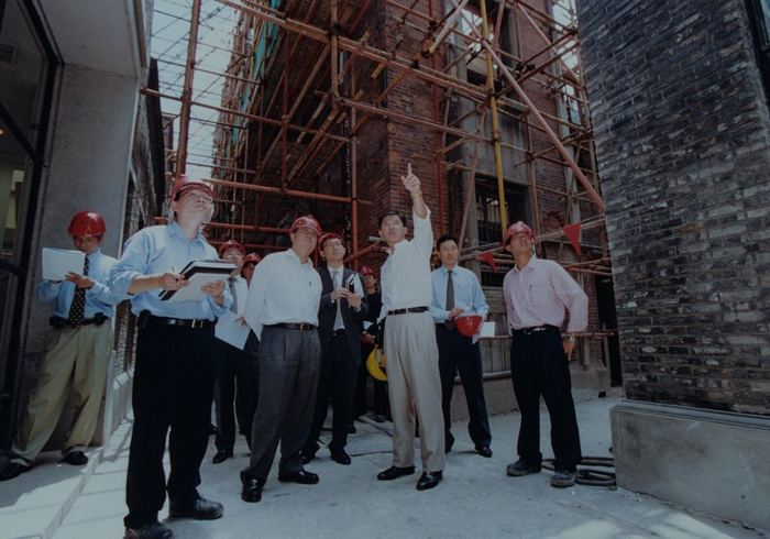 罗康瑞在新天地项目工地上