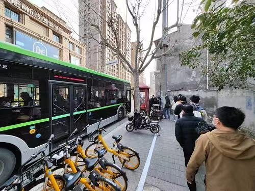 图说：排队上车
