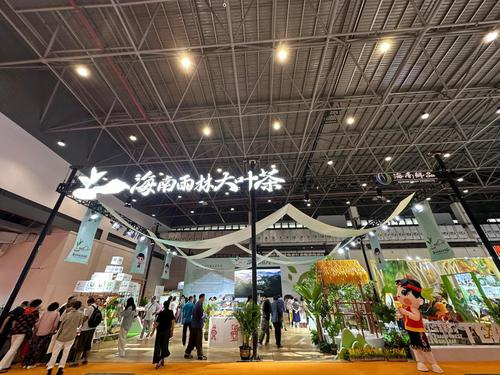 12月15日，观众在海南雨林大叶茶展区了解茶产品。 新华社记者 袁睿 摄