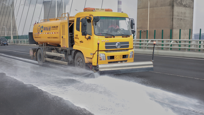 作业车辆在大桥上播撒融雪剂。澎湃新闻记者 蒋乐来 图