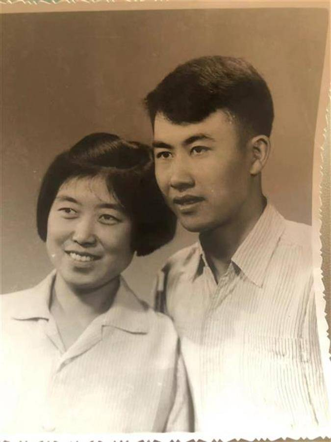 张连芳和爱人张文波结婚照（受访者 供图）