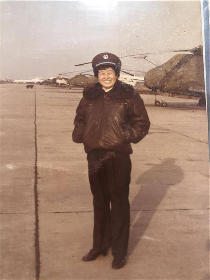 张连芳在飞机前（受访者 供图）