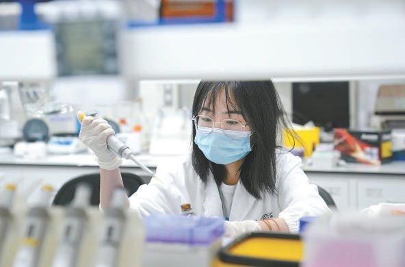 北京炎明生物科技有限公司科研人员在工作。本报记者 王海欣摄