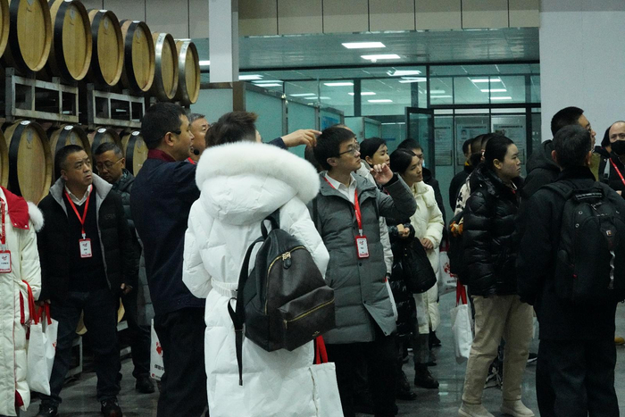 图：中信尼雅工作人员向投资者介绍公司“创新混酿技术”研究