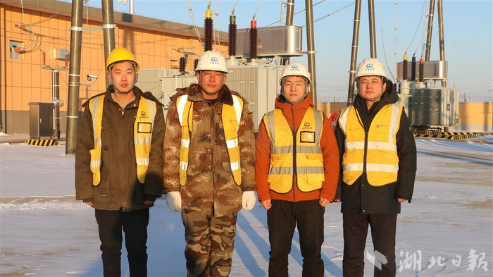 杨德志（右1）、冯文楷（右2）等人在牵引变电所内合影。（ 湖北日报全媒记者 胡祎 摄）