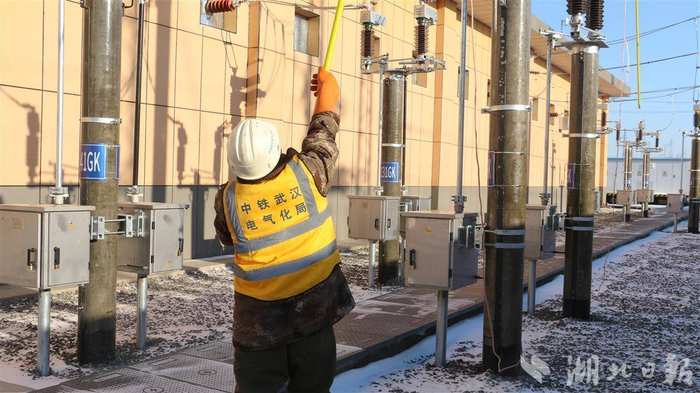 停电施工现场，工人们正在接地封线。（ 湖北日报全媒记者 胡祎 摄）