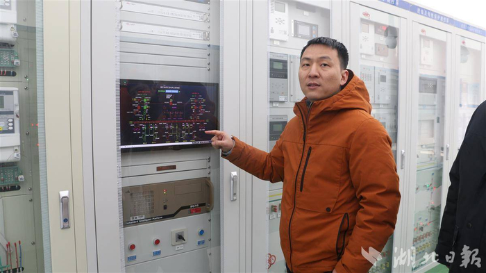 冯文楷向记者介绍牵引变电所有关情况。（ 湖北日报全媒记者 胡祎 摄）