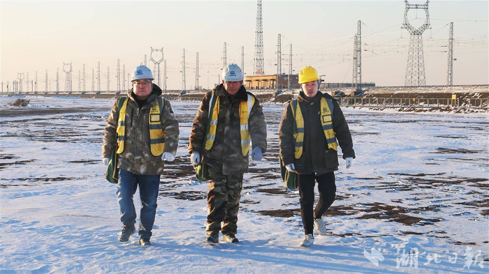 技术人员准备前往北山东牵引变电所。（ 湖北日报全媒记者 胡祎 摄）