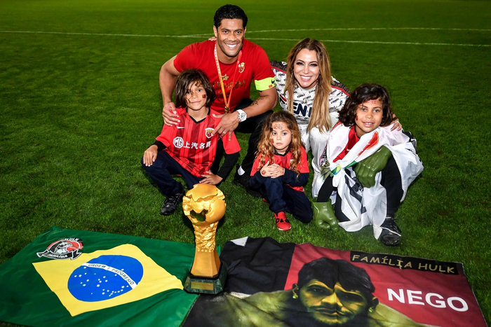 胡尔克与前妻伊兰和他们的三个孩子 图据IC photo