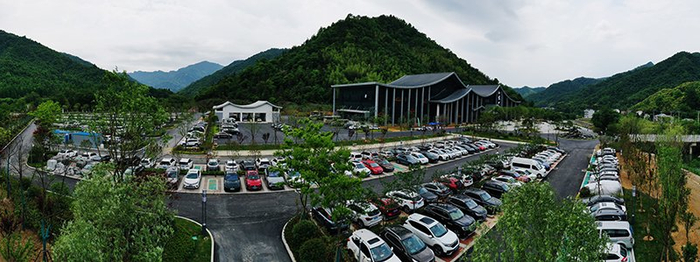 每逢周末及节假日，仙寓山景区停车场总是停满了来自全国各地的车辆。丁长杰摄