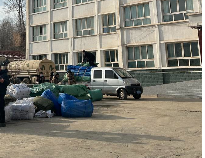 ▲在柳沟乡政府大院，工作人员正在忙着运送、分发物资