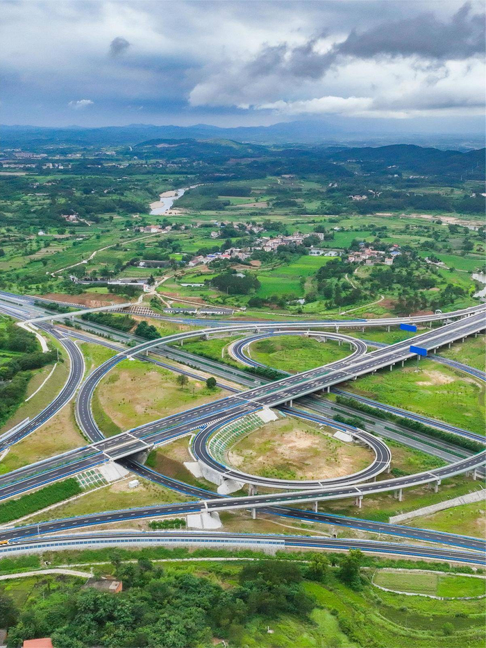 航拍武汉至大悟高速公路河口段.(湖北日报全媒记者 柯皓 摄)