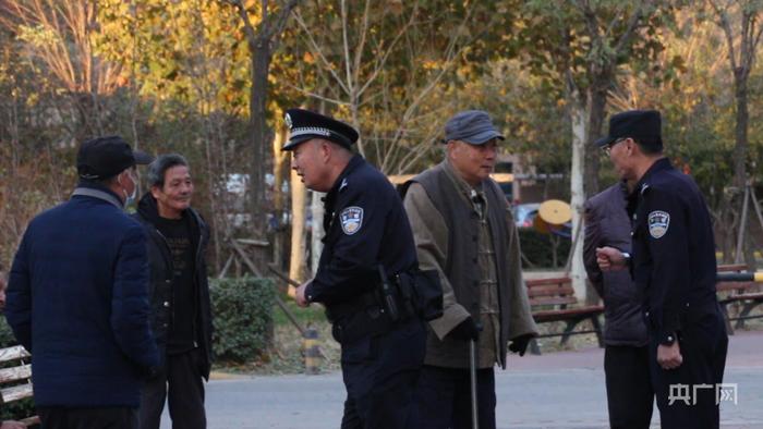 社區民警走進社區瞭解居民情況(央廣網發 實習生藺子賢 攝)此外