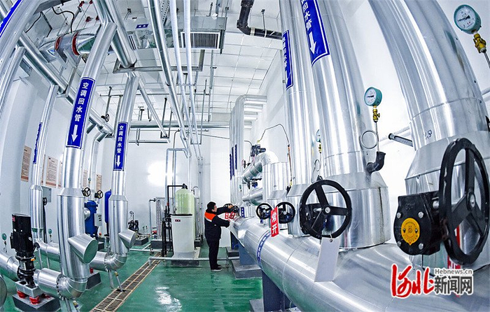 近日，永清东站工作人员在巡检地暖设施运行情况。永清东站候车大厅内铺设了地暖，冬季室温可达20℃。 河北日报记者赵永辉摄