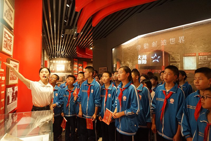 12月13日，浆水中学师生走进中国人民抗日军政大学陈列馆，聆听革命故事，接受爱国主义教育。河北日报通讯员 张丽超摄