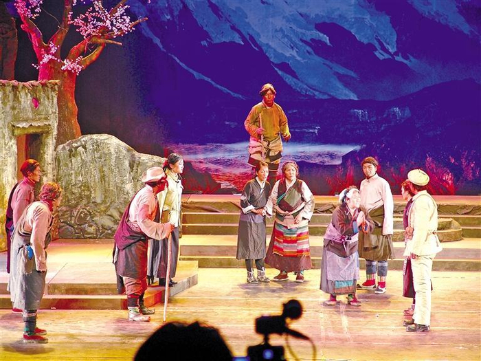         图为西藏话剧团2008年演出的话剧《不准出生的人》剧照。    